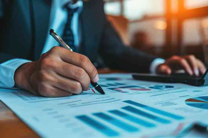 Schreibender Mann - © TheWaterMeloonProjec - stock.adobe.com