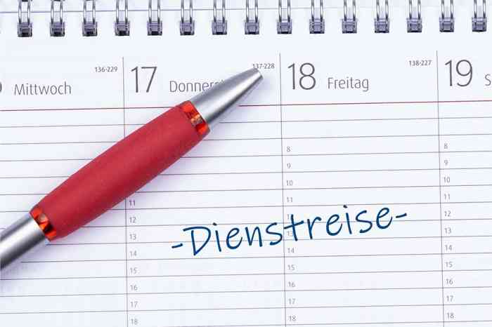 Kalender mit Schrift Dienstreise darauf - © HNFOTO - stock.adobe.com