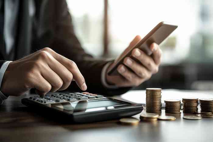 Mann mit Taschenrechner - © AucArtStudio - stock.adobe.com