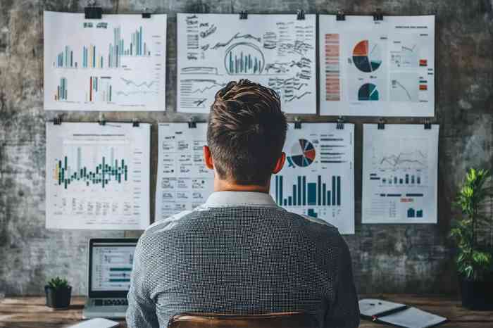 Mann prüft Finanzdaten - © ImageKing - stock.adobe.com