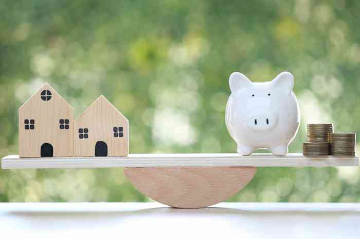 Haus und Sparschwein - © Monthira - stock.adobe.com