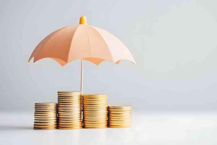 Schirm mit Münzen darunter - © D.e.a.r - stock.adobe.com