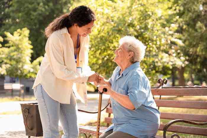 Alte Dame auf Bank und Pflegerin - © Pixel-Shot - stock.adobe.com