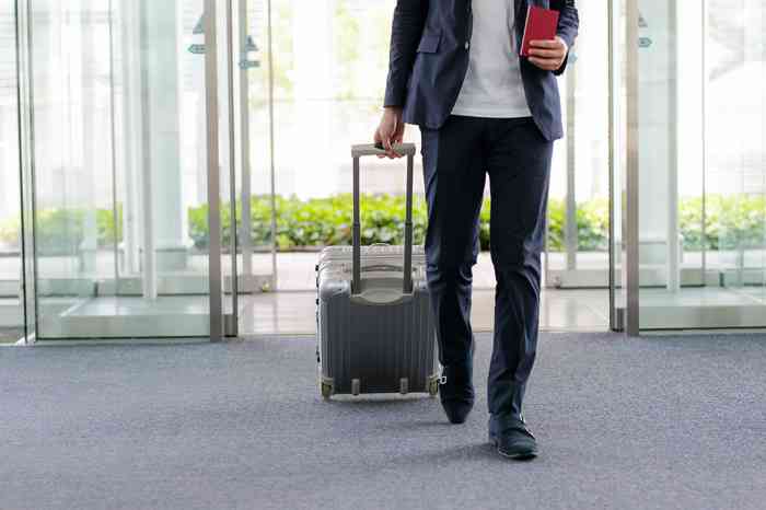 Mann mit Koffer am Flughafen - © naka - stock.adobe.com