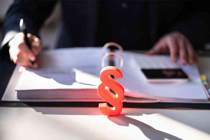 Mappe mit Paragraph Symbol - © Andrey Popov - stock.adobe.com