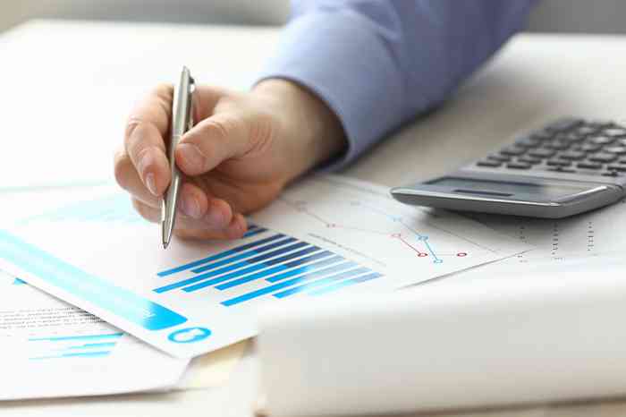 Person zeigt mit Stift auf Akten - © H_Ko - stock.adobe.com