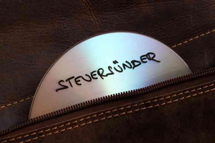 CD mit Aufschrift Steuersünder - © WoGi - stock.adobe.com