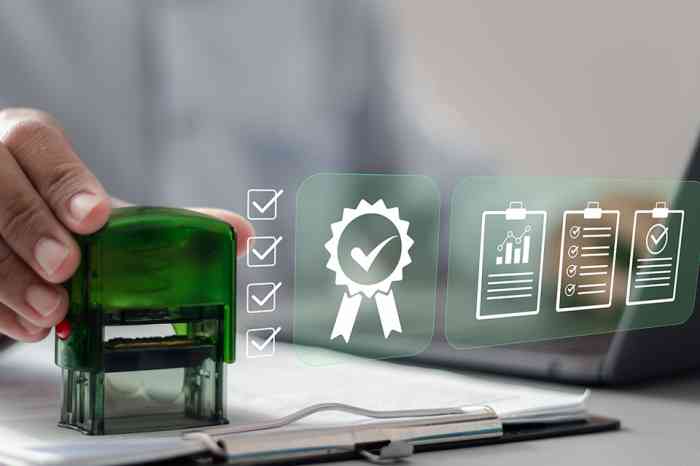 Person mit Stempel in der Hand - © Pakin - stock.adobe.com