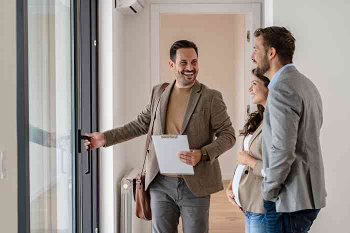 Immobilienübergabe - © lordn - stock.adobe.com